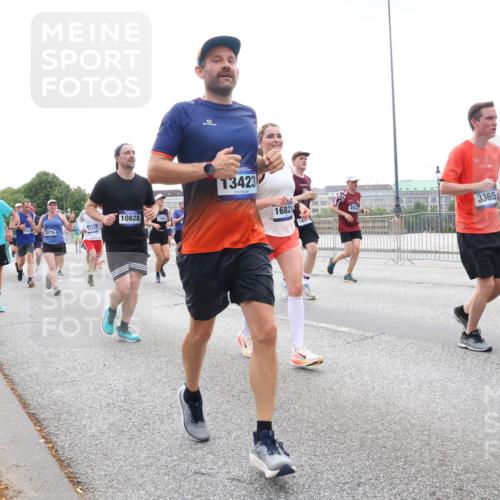 29.06.2025 - hella hamburg halbmarathon Lena Gebhardt http://msf.ph/oto/8465703 29.06.2025 10:32:28 Lombardsbrücke 15987, 10828, 12864, 1415, 15147, 8175, 13423, 16821, 19, 18, 3365, 1199, 1311, 1640, 1987, 2059, 2349, 2943, 3022, 3365, 3653, 3660, 3670, 3707, 3778, 3822, 4314, 4365, 4446, 4605, 4857, 4924, 5496, 5601, 5658, 5743, 5783, 5871, 5941, 6218, 6228, 6252, 6312, 6315, 7135, 7239, 7295, 7308, 7309, 7344, 7387, 7468, 7531, 7535, 7570, 7633, 7695, 7702, 7749, 7750, 7789, 8124, 8127, 8175, 8303, 8625, 8787, 8840, 8914, 8993, 9010, 9125, 9188, 9206, 10002, 10013, 10048, 10277 meine-sportfotos.de
