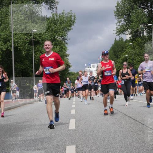 29.06.2025 - hella hamburg halbmarathon Luisa Fischer http://msf.ph/oto/8465822 29.06.2025 10:41:36 Kennedybrücke 16876, 2786, 181, 6696, 7371, 7914, 7092, 424, 11635, 1394, 1596, 1791, 1901, 3338, 3716, 5713, 6695, 6696, 6930, 7118, 7119, 7244, 7371, 7552, 8615, 9424, 9500, 9699, 10584 meine-sportfotos.de