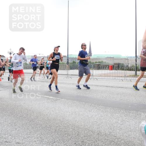 29.06.2025 - hella hamburg halbmarathon Lena Gebhardt http://msf.ph/oto/8465941 29.06.2025 10:32:29 Lombardsbrücke 150, 15088, 8175, 12864, 15147, 1199, 1311, 1640, 1987, 2059, 2349, 2943, 3022, 3365, 3653, 3660, 3670, 3707, 3778, 3822, 4314, 4365, 4446, 4605, 4857, 4924, 5496, 5601, 5658, 5743, 5783, 5871, 5941, 6218, 6228, 6252, 6312, 6315, 7135, 7239, 7308, 7309, 7344, 7387, 7468, 7531, 7535, 7570, 7633, 7695, 7702, 7749, 7750, 7789, 8124, 8127, 8175, 8303, 8625, 8787, 8840, 8914, 8993, 9010, 9125, 9188, 9206, 10002, 10013, 10048, 10277 meine-sportfotos.de