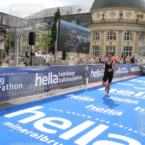 29.06.2025 - hella hamburg halbmarathon Michael Strokosch http://msf.ph/oto/8466004 29.06.2025 10:34:04 Ziel 9345, 9519, 11019, 11227, 13493, 13494, 14448, 15268, 16724, 17877 meine-sportfotos.de
