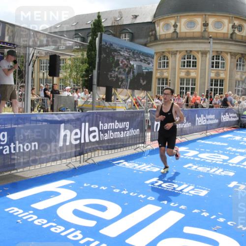 29.06.2025 - hella hamburg halbmarathon Michael Strokosch http://msf.ph/oto/8466025 29.06.2025 10:34:04 Ziel 9345, 9519, 11019, 11227, 13493, 13494, 14448, 15268, 16724, 17877 meine-sportfotos.de