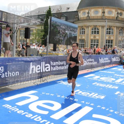 29.06.2025 - hella hamburg halbmarathon Michael Strokosch http://msf.ph/oto/8466037 29.06.2025 10:34:04 Ziel 9345, 9519, 11019, 11227, 13493, 13494, 14448, 15268, 16724, 17877 meine-sportfotos.de