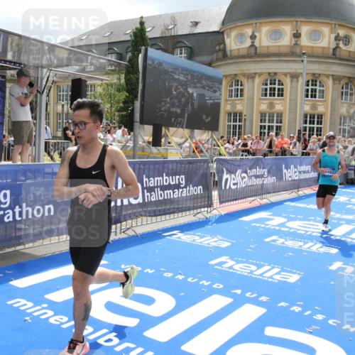29.06.2025 - hella hamburg halbmarathon Michael Strokosch http://msf.ph/oto/8466059 29.06.2025 10:34:05 Ziel 9345, 9519, 11019, 11227, 13066, 13493, 13494, 14448, 15268, 16724, 17877 meine-sportfotos.de