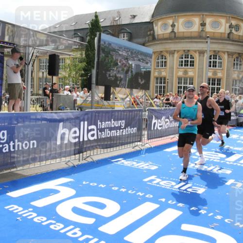 29.06.2025 - hella hamburg halbmarathon Michael Strokosch http://msf.ph/oto/8466084 29.06.2025 10:34:06 Ziel 9345, 9519, 11019, 11202, 11227, 13066, 13493, 13494, 14448, 15268, 16724, 17877 meine-sportfotos.de