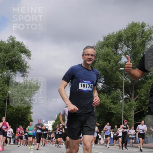 29.06.2025 - hella hamburg halbmarathon Luisa Fischer http://msf.ph/oto/8466090 29.06.2025 10:41:51 Kennedybrücke 6, 16942, 9350, 2113, 16174, 769, 1457, 1721, 2113, 3094, 3095, 3242, 3323, 3841, 3927, 5085, 5089, 5155, 5161, 5300, 6199, 6200, 6751, 7117, 7165, 7692, 7849, 8583, 8635, 8747, 9689 meine-sportfotos.de