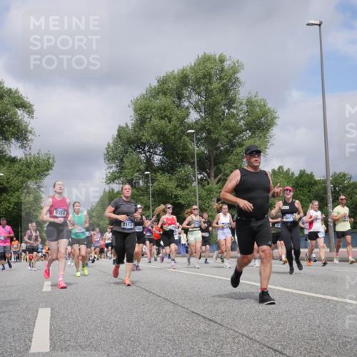 29.06.2025 - hella hamburg halbmarathon Luisa Fischer http://msf.ph/oto/8466215 29.06.2025 10:41:55 Kennedybrücke 9350, 12677, 2113, 5155, 151, 5089, 18471, 15762, 1457, 1721, 2113, 2486, 2693, 2786, 3242, 3323, 4139, 4155, 4259, 4260, 5085, 5089, 5155, 5161, 6199, 6200, 7117, 7165, 7561, 7849, 8583, 8635, 8747, 9004, 9689 meine-sportfotos.de