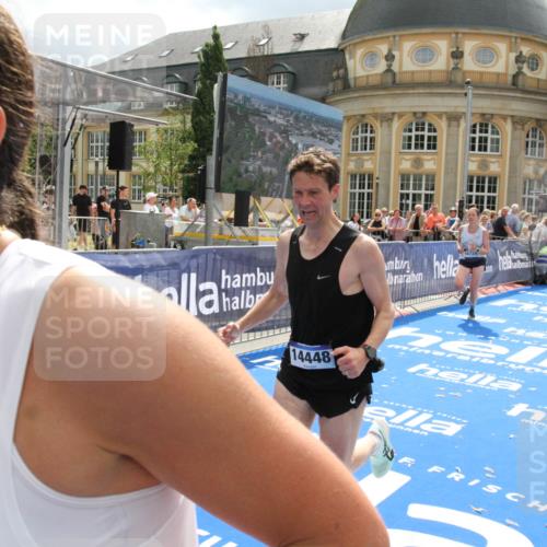 29.06.2025 - hella hamburg halbmarathon Michael Strokosch http://msf.ph/oto/8466350 29.06.2025 10:34:09 Ziel 9345, 9376, 11019, 11202, 11227, 13066, 13494, 14448, 16724, 17751, 17877 meine-sportfotos.de