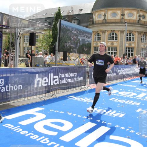 29.06.2025 - hella hamburg halbmarathon Michael Strokosch http://msf.ph/oto/8466489 29.06.2025 10:34:11 Ziel 7884, 9376, 11019, 11202, 13066, 14448, 16724, 17751 meine-sportfotos.de