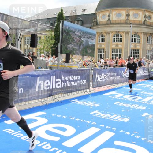 29.06.2025 - hella hamburg halbmarathon Michael Strokosch http://msf.ph/oto/8466533 29.06.2025 10:34:12 Ziel 7884, 7901, 9376, 11019, 11202, 13066, 16724, 17751, 18906 meine-sportfotos.de
