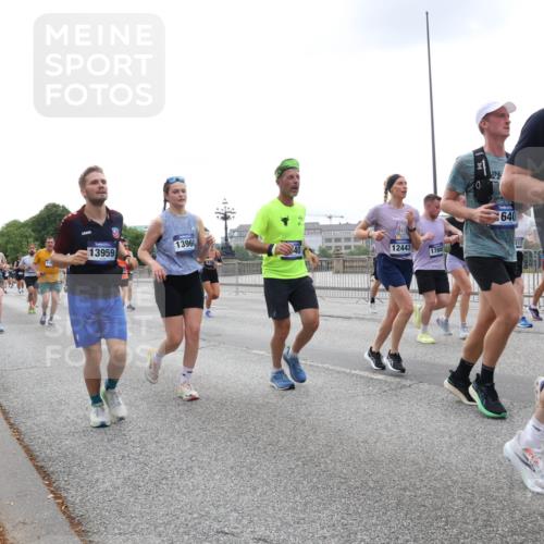 29.06.2025 - hella hamburg halbmarathon Lena Gebhardt http://msf.ph/oto/8466568 29.06.2025 10:32:33 Lombardsbrücke 228, 13959, 13960, 12443, 1788, 640, 15086, 312, 1199, 1237, 1640, 1987, 2059, 2349, 2943, 3022, 3365, 3422, 3653, 3660, 3670, 3707, 3753, 3778, 3822, 4314, 4365, 4446, 4605, 4857, 4924, 5496, 5658, 5743, 5783, 5871, 5941, 6218, 6228, 6252, 6312, 6315, 7135, 7239, 7308, 7309, 7387, 7468, 7531, 7535, 7570, 7633, 7702, 7749, 7750, 8124, 8127, 8175, 8303, 8625, 8787, 8840, 8914, 8993, 9010, 9125, 9188, 9206, 10002, 10013, 10048, 10277 meine-sportfotos.de