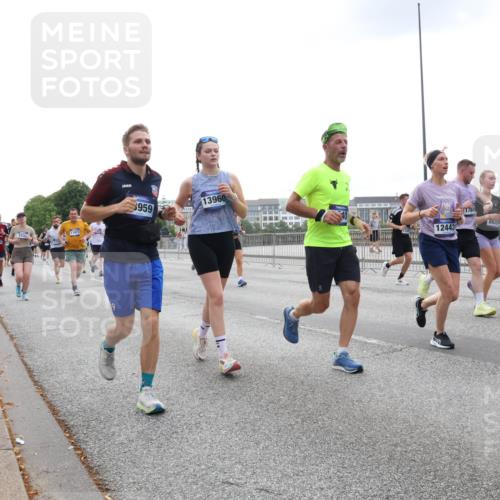 29.06.2025 - hella hamburg halbmarathon Lena Gebhardt http://msf.ph/oto/8466595 29.06.2025 10:32:33 Lombardsbrücke 622, 11972, 8959, 13960, 12443, 1788, 862, 0, 1640, 1199, 1237, 1640, 1987, 2059, 2349, 2943, 3022, 3365, 3422, 3653, 3660, 3670, 3707, 3753, 3778, 3822, 4314, 4365, 4446, 4605, 4857, 4924, 5496, 5658, 5743, 5783, 5871, 5941, 6218, 6228, 6252, 6312, 6315, 7135, 7239, 7308, 7309, 7387, 7468, 7531, 7535, 7570, 7633, 7702, 7749, 7750, 8124, 8127, 8175, 8303, 8625, 8787, 8840, 8914, 8993, 9010, 9125, 9188, 9206, 10002, 10013, 10048, 10277 meine-sportfotos.de