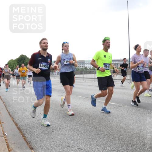 29.06.2025 - hella hamburg halbmarathon Lena Gebhardt http://msf.ph/oto/8466634 29.06.2025 10:32:33 Lombardsbrücke 62, 11972, 1199, 13959, 1392, 8840, 12443, 312, 164, 1199, 1237, 1640, 1987, 2059, 2349, 2943, 3022, 3365, 3422, 3653, 3660, 3670, 3707, 3753, 3778, 3822, 4314, 4365, 4446, 4605, 4857, 4924, 5496, 5658, 5743, 5783, 5871, 5941, 6218, 6228, 6252, 6312, 6315, 7135, 7239, 7308, 7309, 7387, 7468, 7531, 7535, 7570, 7633, 7702, 7749, 7750, 8124, 8127, 8175, 8303, 8625, 8787, 8840, 8914, 8993, 9010, 9125, 9188, 9206, 10002, 10013, 10048, 10277 meine-sportfotos.de