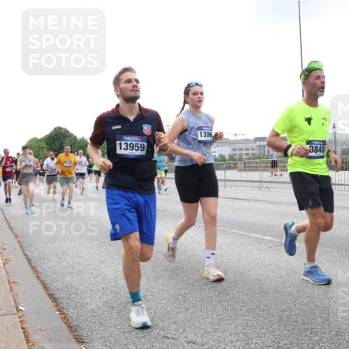29.06.2025 - hella hamburg halbmarathon Lena Gebhardt http://msf.ph/oto/8466724 29.06.2025 10:32:33 Lombardsbrücke 11972, 13959, 1396, 3840, 1244, 1199, 1237, 1640, 1987, 2059, 2349, 2943, 3022, 3365, 3422, 3653, 3660, 3670, 3707, 3753, 3778, 3822, 4314, 4365, 4446, 4605, 4857, 4924, 5496, 5658, 5743, 5783, 5871, 5941, 6218, 6228, 6252, 6312, 6315, 7135, 7239, 7308, 7309, 7387, 7468, 7531, 7535, 7570, 7633, 7702, 7749, 7750, 8124, 8127, 8175, 8303, 8625, 8787, 8840, 8914, 8993, 9010, 9125, 9188, 9206, 10002, 10013, 10048, 10277 meine-sportfotos.de