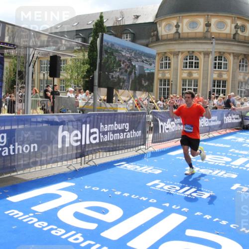 29.06.2025 - hella hamburg halbmarathon Michael Strokosch http://msf.ph/oto/8466745 29.06.2025 10:34:18 Ziel 1080, 3005, 7884, 7901, 14784, 18906 meine-sportfotos.de