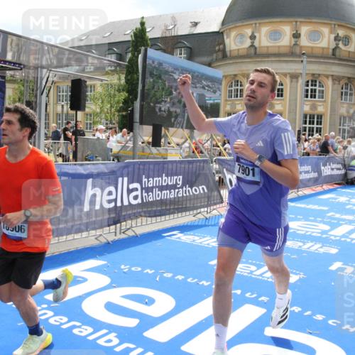 29.06.2025 - hella hamburg halbmarathon Michael Strokosch http://msf.ph/oto/8466803 29.06.2025 10:34:19 Ziel 1080, 3005, 7884, 7901, 14784, 18906 meine-sportfotos.de