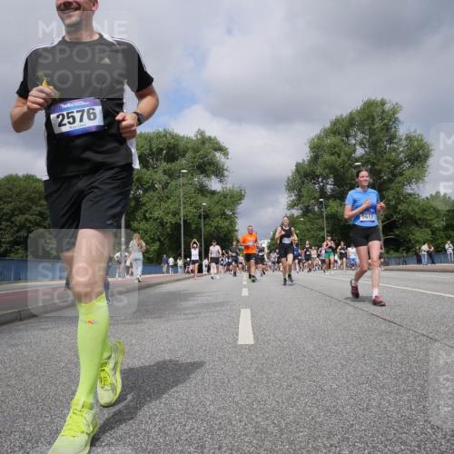 29.06.2025 - hella hamburg halbmarathon Luisa Fischer http://msf.ph/oto/8466819 29.06.2025 10:42:13 Kennedybrücke 2576, 5617, 568, 1451, 1856, 2524, 3307, 3726, 4028, 4603, 4964, 5617, 5684, 5735, 7341, 7350, 7589 meine-sportfotos.de