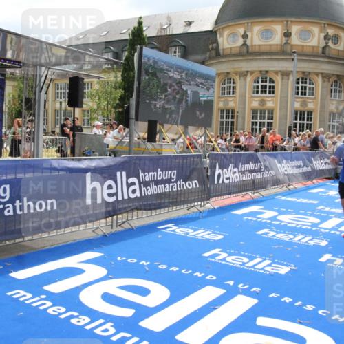 29.06.2025 - hella hamburg halbmarathon Michael Strokosch http://msf.ph/oto/8466827 29.06.2025 10:34:20 Ziel 1002, 1080, 3005, 7901, 14784, 18906 meine-sportfotos.de