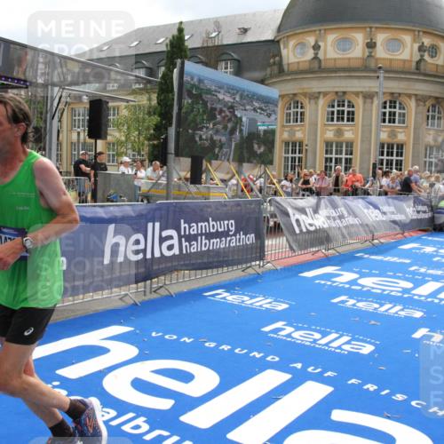 29.06.2025 - hella hamburg halbmarathon Michael Strokosch http://msf.ph/oto/8467014 29.06.2025 10:34:24 Ziel 1002, 1080, 3005, 5550, 9686, 14784, 16417 meine-sportfotos.de