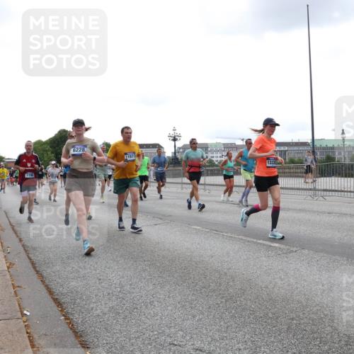 29.06.2025 - hella hamburg halbmarathon Lena Gebhardt http://msf.ph/oto/8467060 29.06.2025 10:32:35 Lombardsbrücke 1199, 1237, 1640, 1987, 2059, 2349, 2943, 3022, 3365, 3422, 3653, 3660, 3670, 3707, 3753, 3778, 3822, 4314, 4365, 4446, 4605, 4857, 4924, 5496, 5658, 5743, 5783, 5871, 5941, 6218, 6228, 6252, 6312, 6315, 7135, 7239, 7308, 7309, 7387, 7468, 7531, 7535, 7633, 7702, 7749, 7750, 8124, 8127, 8175, 8303, 8625, 8787, 8840, 8914, 8993, 9010, 9125, 9188, 9206, 10002, 10013, 10048, 10277 meine-sportfotos.de