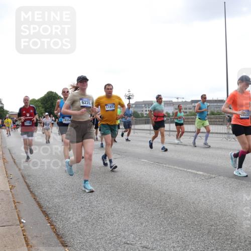 29.06.2025 - hella hamburg halbmarathon Lena Gebhardt http://msf.ph/oto/8467085 29.06.2025 10:32:35 Lombardsbrücke 10354, 1199, 6228, 11972, 3335, 1199, 1237, 1640, 1987, 2059, 2349, 2943, 3022, 3365, 3422, 3653, 3660, 3670, 3707, 3753, 3778, 3822, 4314, 4365, 4446, 4605, 4857, 4924, 5496, 5658, 5743, 5783, 5871, 5941, 6218, 6228, 6252, 6312, 6315, 7135, 7239, 7308, 7309, 7387, 7468, 7531, 7535, 7633, 7702, 7749, 7750, 8124, 8127, 8175, 8303, 8625, 8787, 8840, 8914, 8993, 9010, 9125, 9188, 9206, 10002, 10013, 10048, 10277 meine-sportfotos.de