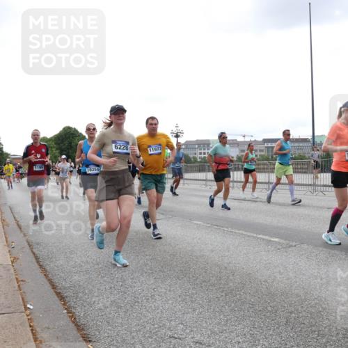 29.06.2025 - hella hamburg halbmarathon Lena Gebhardt http://msf.ph/oto/8467133 29.06.2025 10:32:36 Lombardsbrücke 6711, 1199, 10354, 6228, 11972, 13335, 1199, 1237, 1640, 1987, 2059, 2276, 2349, 2943, 3022, 3365, 3422, 3653, 3660, 3670, 3707, 3753, 3778, 3822, 4314, 4365, 4446, 4605, 4857, 4924, 5496, 5658, 5743, 5783, 5871, 5941, 6040, 6218, 6228, 6252, 6312, 6315, 7239, 7308, 7309, 7387, 7468, 7531, 7535, 7633, 7702, 7749, 7750, 8124, 8127, 8175, 8303, 8625, 8787, 8839, 8840, 8914, 8993, 9010, 9034, 9125, 9188, 9206, 10002, 10013, 10048, 10277 meine-sportfotos.de