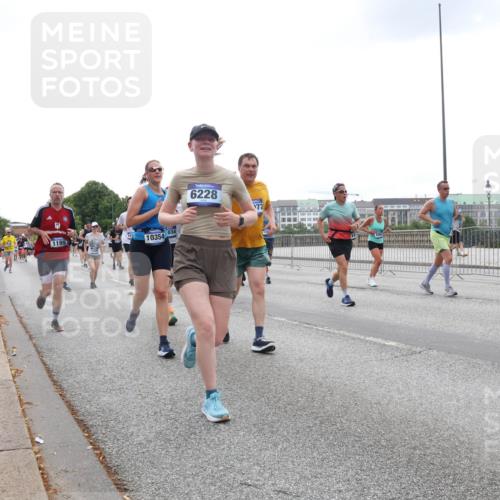 29.06.2025 - hella hamburg halbmarathon Lena Gebhardt http://msf.ph/oto/8467152 29.06.2025 10:32:36 Lombardsbrücke 034, 16, 10354, 6228, 172, 1199, 1237, 1640, 1987, 2059, 2276, 2349, 2943, 3022, 3365, 3422, 3653, 3660, 3670, 3707, 3753, 3778, 3822, 4314, 4365, 4446, 4605, 4857, 4924, 5496, 5658, 5743, 5783, 5871, 5941, 6040, 6218, 6228, 6252, 6312, 6315, 7239, 7308, 7309, 7387, 7468, 7531, 7535, 7633, 7702, 7749, 7750, 8124, 8127, 8175, 8303, 8625, 8787, 8839, 8840, 8914, 8993, 9010, 9034, 9125, 9188, 9206, 10002, 10013, 10048, 10277 meine-sportfotos.de