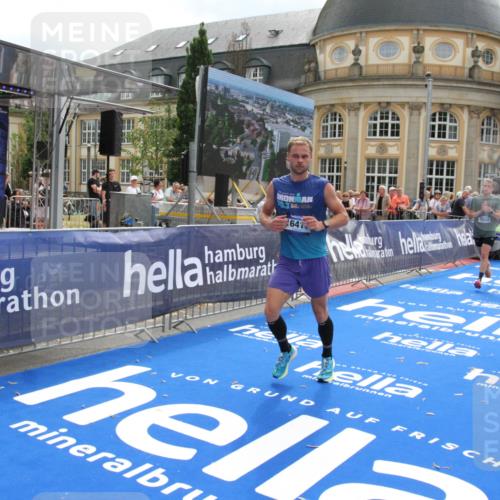 29.06.2025 - hella hamburg halbmarathon Michael Strokosch http://msf.ph/oto/8467164 29.06.2025 10:34:28 Ziel 1002, 5550, 6305, 9686, 13618, 16417, 18099 meine-sportfotos.de