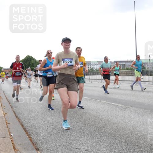 29.06.2025 - hella hamburg halbmarathon Lena Gebhardt http://msf.ph/oto/8467176 29.06.2025 10:32:36 Lombardsbrücke 1618, 1199, 10354, 334, 6228, 972, 1199, 1237, 1640, 1987, 2059, 2276, 2349, 2943, 3022, 3365, 3422, 3653, 3660, 3670, 3707, 3753, 3778, 3822, 4314, 4365, 4446, 4605, 4857, 4924, 5496, 5658, 5743, 5783, 5871, 5941, 6040, 6218, 6228, 6252, 6312, 6315, 7239, 7308, 7309, 7387, 7468, 7531, 7535, 7633, 7702, 7749, 7750, 8124, 8127, 8175, 8303, 8625, 8787, 8839, 8840, 8914, 8993, 9010, 9034, 9125, 9188, 9206, 10002, 10013, 10048, 10277 meine-sportfotos.de