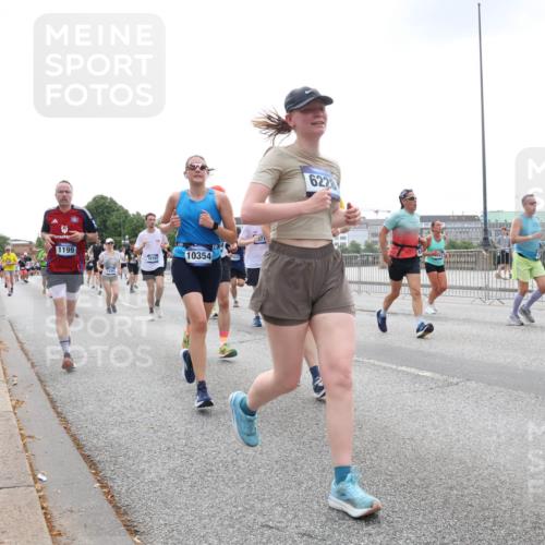 29.06.2025 - hella hamburg halbmarathon Lena Gebhardt http://msf.ph/oto/8467208 29.06.2025 10:32:36 Lombardsbrücke 371, 1199, 16117, 16187, 10354, 6228, 1199, 1237, 1640, 1987, 2059, 2276, 2349, 2943, 3022, 3365, 3422, 3653, 3660, 3670, 3707, 3753, 3778, 3822, 4314, 4365, 4446, 4605, 4857, 4924, 5496, 5658, 5743, 5783, 5871, 5941, 6040, 6218, 6228, 6252, 6312, 6315, 7239, 7308, 7309, 7387, 7468, 7531, 7535, 7633, 7702, 7749, 7750, 8124, 8127, 8175, 8303, 8625, 8787, 8839, 8840, 8914, 8993, 9010, 9034, 9125, 9188, 9206, 10002, 10013, 10048, 10277 meine-sportfotos.de