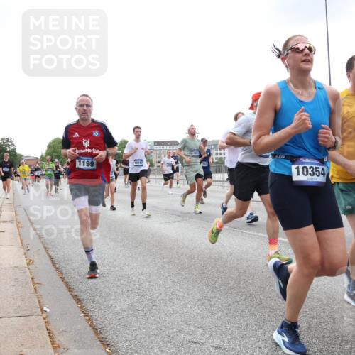 29.06.2025 - hella hamburg halbmarathon Lena Gebhardt http://msf.ph/oto/8467327 29.06.2025 10:32:37 Lombardsbrücke 15071, 1199, 16187, 10354, 11972, 1078, 1199, 1237, 1640, 1732, 1987, 2059, 2276, 2349, 2943, 3022, 3365, 3422, 3653, 3660, 3670, 3707, 3753, 3778, 4314, 4365, 4446, 4605, 4857, 5496, 5658, 5743, 5783, 5871, 5941, 6040, 6218, 6228, 6252, 6312, 6315, 7239, 7308, 7309, 7387, 7468, 7531, 7535, 7633, 7702, 7749, 7750, 8124, 8127, 8175, 8303, 8625, 8787, 8839, 8840, 8914, 8993, 9010, 9034, 9125, 9188, 9206, 9542, 10002, 10013, 10048, 10277, 11756 meine-sportfotos.de
