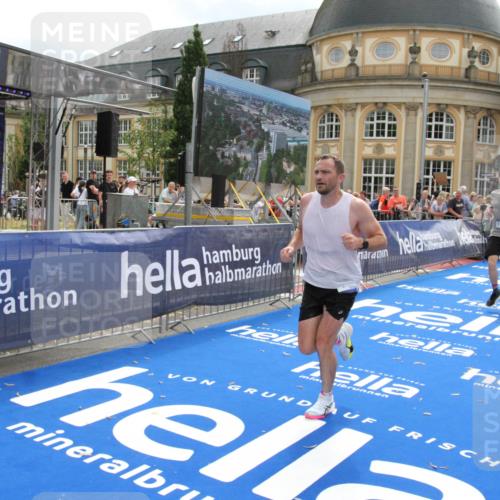 29.06.2025 - hella hamburg halbmarathon Michael Strokosch http://msf.ph/oto/8467358 29.06.2025 10:34:37 Ziel 1644, 7534, 11230, 11661, 13618, 15887, 16148, 18026 meine-sportfotos.de