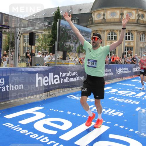 29.06.2025 - hella hamburg halbmarathon Michael Strokosch http://msf.ph/oto/8467446 29.06.2025 10:34:40 Ziel 6169, 6878, 8395, 11230, 11661, 14289, 15887, 16148, 18026 meine-sportfotos.de