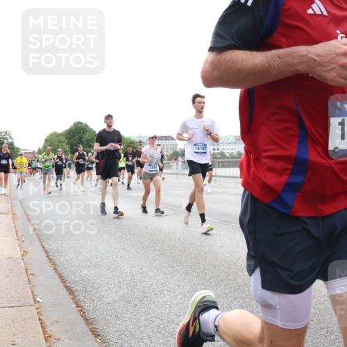 29.06.2025 - hella hamburg halbmarathon Lena Gebhardt http://msf.ph/oto/8467467 29.06.2025 10:32:38 Lombardsbrücke 6718, 13391, 16187, 1199, 15, 1078, 1199, 1237, 1640, 1732, 1987, 2059, 2276, 2349, 2943, 3022, 3365, 3422, 3653, 3660, 3670, 3707, 3753, 3778, 4314, 4365, 4446, 4605, 4857, 5658, 5743, 5783, 5871, 5941, 6040, 6218, 6228, 6252, 6312, 6315, 6861, 7239, 7308, 7309, 7387, 7468, 7531, 7535, 7633, 7702, 7749, 7750, 8124, 8127, 8170, 8175, 8303, 8625, 8787, 8839, 8840, 8914, 8993, 9010, 9034, 9125, 9188, 9206, 9542, 10002, 10013, 10048, 10277, 11756 meine-sportfotos.de