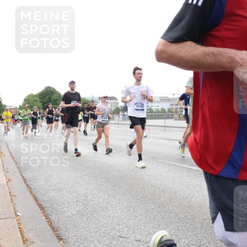 29.06.2025 - hella hamburg halbmarathon Lena Gebhardt http://msf.ph/oto/8467494 29.06.2025 10:32:38 Lombardsbrücke 6718, 13391, 16187, 1199, 1078, 1199, 1237, 1640, 1732, 1987, 2059, 2276, 2349, 2943, 3022, 3365, 3422, 3653, 3660, 3670, 3707, 3753, 3778, 4314, 4365, 4446, 4605, 4857, 5658, 5743, 5783, 5871, 5941, 6040, 6218, 6228, 6252, 6312, 6315, 6861, 7239, 7308, 7309, 7387, 7468, 7531, 7535, 7633, 7702, 7749, 7750, 8124, 8127, 8170, 8175, 8303, 8625, 8787, 8839, 8840, 8914, 8993, 9010, 9034, 9125, 9188, 9206, 9542, 10002, 10013, 10048, 10277, 11756 meine-sportfotos.de