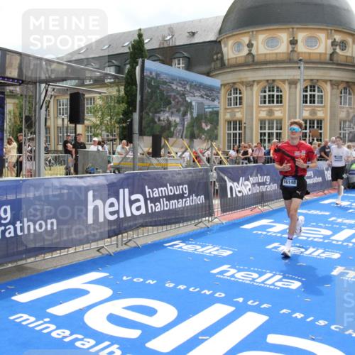 29.06.2025 - hella hamburg halbmarathon Michael Strokosch http://msf.ph/oto/8467508 29.06.2025 10:34:41 Ziel 5152, 5554, 6169, 6878, 8395, 11230, 11661, 14289, 14603, 15887, 16148, 17014, 18026 meine-sportfotos.de