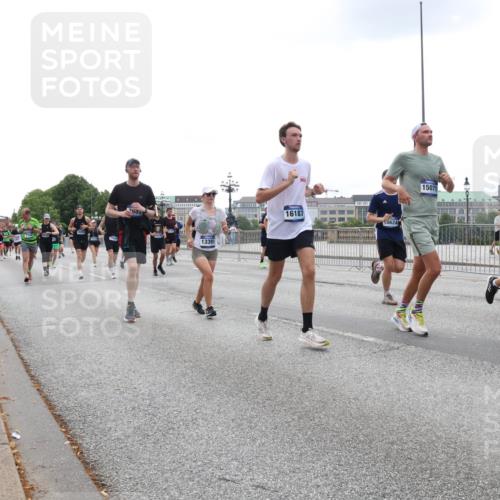 29.06.2025 - hella hamburg halbmarathon Lena Gebhardt http://msf.ph/oto/8467514 29.06.2025 10:32:39 Lombardsbrücke 6718, 11, 6727, 2653, 13391, 16187, 10624, 15071, 1078, 1199, 1237, 1640, 1732, 1987, 2059, 2276, 2349, 2943, 3022, 3365, 3422, 3653, 3660, 3670, 3707, 3708, 3753, 3778, 4314, 4365, 4446, 4605, 4857, 5658, 5743, 5783, 5871, 5941, 6040, 6228, 6312, 6315, 6861, 7308, 7309, 7387, 7468, 7531, 7633, 7702, 7749, 7750, 8124, 8127, 8170, 8175, 8303, 8625, 8787, 8839, 8840, 8914, 8993, 9010, 9034, 9125, 9188, 9206, 9542, 10002, 10013, 10048, 10277, 11756, 12423, 12424 meine-sportfotos.de