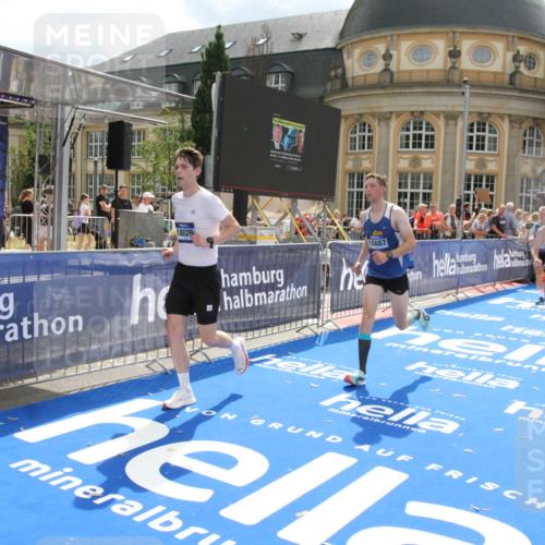 29.06.2025 - hella hamburg halbmarathon Michael Strokosch http://msf.ph/oto/8467603 29.06.2025 10:34:43 Ziel 5152, 5554, 6169, 6878, 8395, 12369, 14289, 14549, 14603, 15887, 16148, 17014, 18026 meine-sportfotos.de