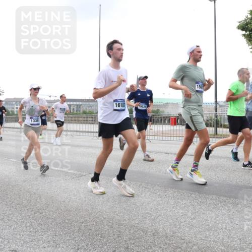 29.06.2025 - hella hamburg halbmarathon Lena Gebhardt http://msf.ph/oto/8467622 29.06.2025 10:32:39 Lombardsbrücke 3653, 13391, 12470, 16187, 10624, 150, 1078, 1199, 1237, 1640, 1732, 1987, 2059, 2276, 2349, 2943, 3022, 3365, 3422, 3653, 3660, 3670, 3707, 3708, 3753, 3778, 4314, 4365, 4446, 4605, 4857, 5658, 5743, 5783, 5871, 5941, 6040, 6228, 6312, 6315, 6861, 7308, 7309, 7387, 7468, 7531, 7633, 7702, 7749, 7750, 8124, 8127, 8170, 8175, 8303, 8625, 8787, 8839, 8840, 8914, 8993, 9010, 9034, 9125, 9188, 9206, 9542, 10002, 10013, 10048, 10277, 11756, 12423, 12424 meine-sportfotos.de