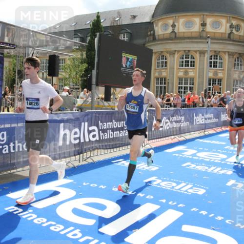 29.06.2025 - hella hamburg halbmarathon Michael Strokosch http://msf.ph/oto/8467650 29.06.2025 10:34:44 Ziel 5048, 5152, 5554, 6169, 6878, 8395, 12369, 14289, 14549, 14603, 15887, 16148, 17014, 18026 meine-sportfotos.de