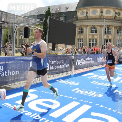 29.06.2025 - hella hamburg halbmarathon Michael Strokosch http://msf.ph/oto/8467678 29.06.2025 10:34:44 Ziel 5048, 5152, 5554, 6169, 6878, 8395, 12369, 14289, 14549, 14603, 15887, 16148, 17014, 18026 meine-sportfotos.de