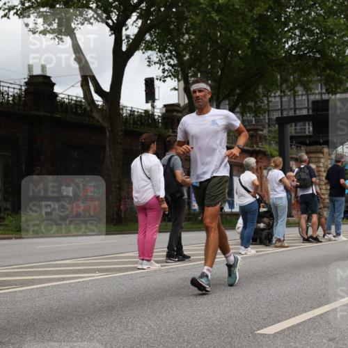 29.06.2025 - hella hamburg halbmarathon Yannick Fuchs http://msf.ph/oto/8467689 29.06.2025 10:57:25 20KM 1184, 1316, 1722, 1724, 1940, 1992, 2424, 3360, 4370, 4665, 5305, 5511, 5734, 6631, 7243, 7333, 8469, 8478, 8822, 9124, 9439, 9681, 9899, 10128, 10766, 10866, 11402, 11527, 12316, 12513, 13528, 13551, 14313, 15137, 15516, 15550, 16371, 16426, 16478, 16639, 16872, 17071, 17757, 17890, 17894, 18028, 18122, 18355, 18359, 18452 meine-sportfotos.de