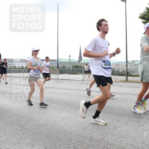 29.06.2025 - hella hamburg halbmarathon Lena Gebhardt http://msf.ph/oto/8467707 29.06.2025 10:32:40 Lombardsbrücke 16999, 13391, 16187, 15, 1078, 1199, 1237, 1640, 1732, 1987, 2059, 2276, 2349, 2943, 3022, 3365, 3422, 3653, 3660, 3670, 3707, 3708, 3753, 3778, 4365, 4446, 4555, 4605, 4857, 5783, 5871, 5941, 6040, 6228, 6312, 6315, 6861, 7308, 7309, 7387, 7468, 7531, 7633, 7702, 7749, 7750, 8124, 8127, 8170, 8175, 8303, 8625, 8787, 8839, 8840, 8914, 8993, 9010, 9034, 9125, 9188, 9206, 9542, 9768, 10002, 10013, 10048, 10277, 11756, 12423, 12424 meine-sportfotos.de