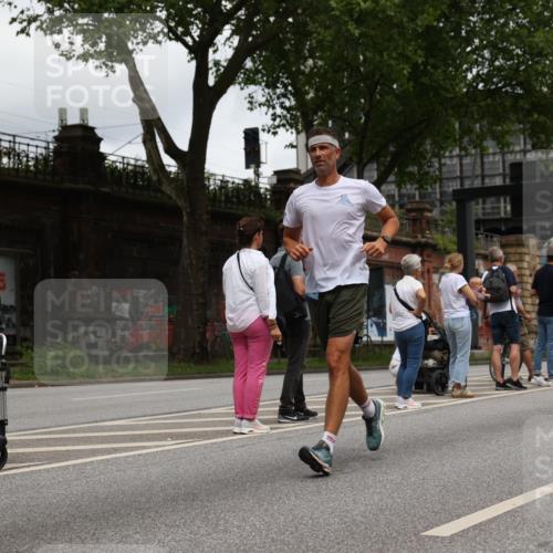 29.06.2025 - hella hamburg halbmarathon Yannick Fuchs http://msf.ph/oto/8467709 29.06.2025 10:57:25 20KM 1184, 1316, 1722, 1724, 1940, 1992, 2424, 3360, 4370, 4665, 5305, 5511, 5734, 6631, 7243, 7333, 8469, 8478, 8822, 9124, 9439, 9681, 9899, 10128, 10766, 10866, 11402, 11527, 12316, 12513, 13528, 13551, 14313, 15137, 15516, 15550, 16371, 16426, 16478, 16639, 16872, 17071, 17757, 17890, 17894, 18028, 18122, 18355, 18359, 18452 meine-sportfotos.de