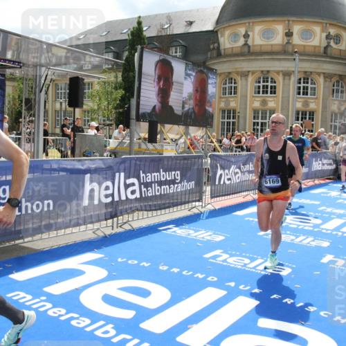 29.06.2025 - hella hamburg halbmarathon Michael Strokosch http://msf.ph/oto/8467716 29.06.2025 10:34:44 Ziel 5048, 5152, 5554, 6169, 6878, 8395, 12369, 14289, 14549, 14603, 15887, 16148, 17014, 18026 meine-sportfotos.de
