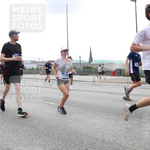 29.06.2025 - hella hamburg halbmarathon Lena Gebhardt http://msf.ph/oto/8467723 29.06.2025 10:32:40 Lombardsbrücke 1339, 10624, 1618, 1078, 1199, 1237, 1640, 1732, 1987, 2059, 2276, 2349, 2943, 3022, 3365, 3422, 3653, 3660, 3670, 3707, 3708, 3753, 3778, 4365, 4446, 4555, 4605, 4857, 5783, 5871, 5941, 6040, 6228, 6312, 6315, 6861, 7308, 7309, 7387, 7468, 7531, 7633, 7702, 7749, 7750, 8124, 8127, 8170, 8175, 8303, 8625, 8787, 8839, 8840, 8914, 8993, 9010, 9034, 9125, 9188, 9206, 9542, 9768, 10002, 10013, 10048, 10277, 11756, 12423, 12424 meine-sportfotos.de