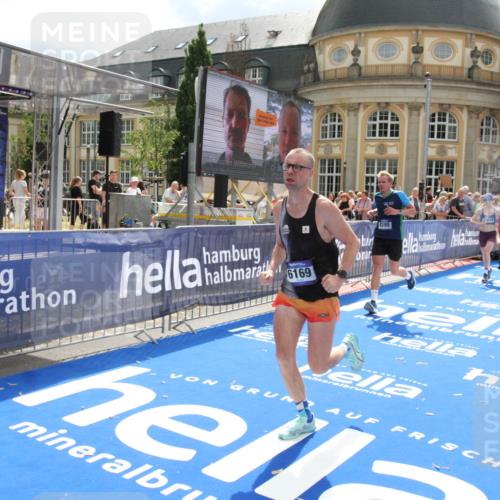 29.06.2025 - hella hamburg halbmarathon Michael Strokosch http://msf.ph/oto/8467747 29.06.2025 10:34:45 Ziel 1562, 5048, 5152, 5554, 6169, 6878, 8395, 12369, 14289, 14388, 14549, 14603, 15887, 17014, 18026, 18237 meine-sportfotos.de