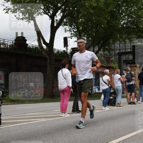 29.06.2025 - hella hamburg halbmarathon Yannick Fuchs http://msf.ph/oto/8467750 29.06.2025 10:57:25 20KM 1184, 1316, 1722, 1724, 1940, 1992, 2424, 3360, 4370, 4665, 5305, 5511, 5734, 6631, 7243, 7333, 8469, 8478, 8822, 9124, 9439, 9681, 9899, 10128, 10766, 10866, 11402, 11527, 12316, 12513, 13528, 13551, 14313, 15137, 15516, 15550, 16371, 16426, 16478, 16639, 16872, 17071, 17757, 17890, 17894, 18028, 18122, 18355, 18359, 18452 meine-sportfotos.de