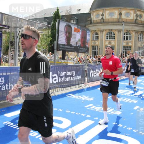29.06.2025 - hella hamburg halbmarathon Michael Strokosch http://msf.ph/oto/8467815 29.06.2025 10:34:46 Ziel 1217, 1562, 5048, 5152, 5554, 6169, 6878, 8395, 12369, 14289, 14388, 14549, 14603, 15887, 17014, 18026, 18237 meine-sportfotos.de