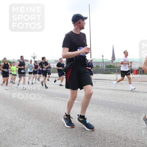 29.06.2025 - hella hamburg halbmarathon Lena Gebhardt http://msf.ph/oto/8467829 29.06.2025 10:32:40 Lombardsbrücke 7749, 10, 16999, 133, 1078, 1199, 1237, 1640, 1732, 1987, 2059, 2276, 2349, 2943, 3022, 3365, 3422, 3653, 3660, 3670, 3707, 3708, 3753, 3778, 4365, 4446, 4555, 4605, 4857, 5783, 5871, 5941, 6040, 6228, 6312, 6315, 6861, 7308, 7309, 7387, 7468, 7531, 7633, 7702, 7749, 7750, 8124, 8127, 8170, 8175, 8303, 8625, 8787, 8839, 8840, 8914, 8993, 9010, 9034, 9125, 9188, 9206, 9542, 9768, 10002, 10013, 10048, 10277, 11756, 12423, 12424 meine-sportfotos.de