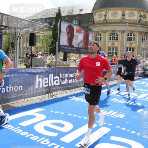 29.06.2025 - hella hamburg halbmarathon Michael Strokosch http://msf.ph/oto/8467852 29.06.2025 10:34:46 Ziel 1217, 1562, 5048, 5152, 5554, 6169, 6878, 8395, 12369, 14289, 14388, 14549, 14603, 15887, 17014, 18026, 18237 meine-sportfotos.de